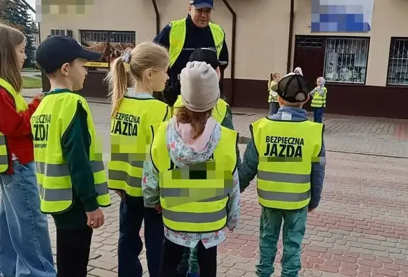 Dzielnicowy z Mrągowa uczył dzieci z Piecek, jak bezpiecznie przechodzić przez jezdnię