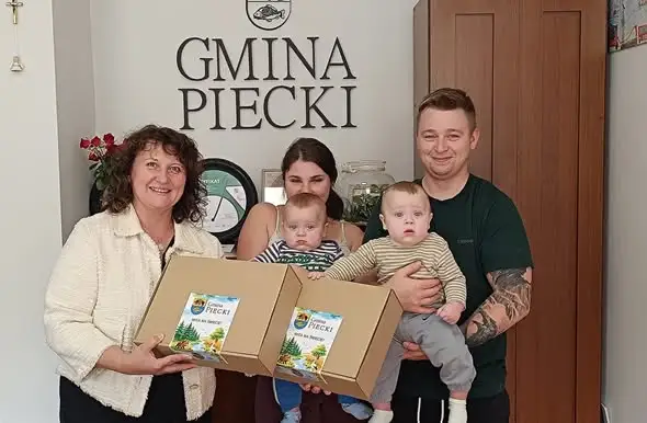 Gmina Piecki wita najmłodszych mieszkańców – pierwsze wyprawki już rozdane