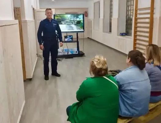 Policja w Kosewie: edukacja o bezpieczeństwie na drodze do szkoły