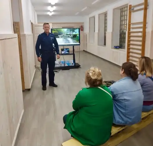 Policja w Kosewie: edukacja o bezpieczeństwie na drodze do szkoły