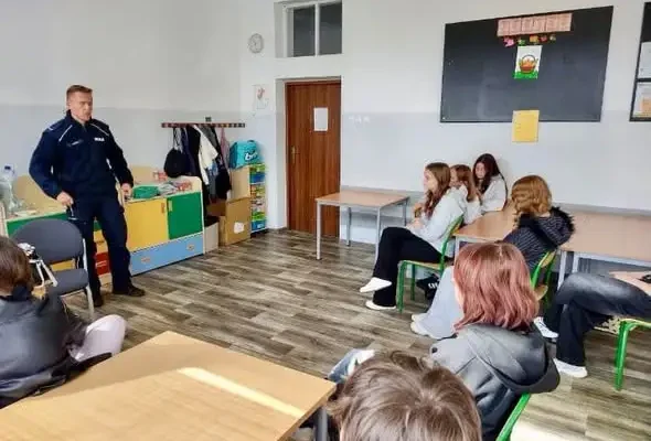 Policjanci w Szestnie uczyli młodzież bezpieczeństwa na drodze