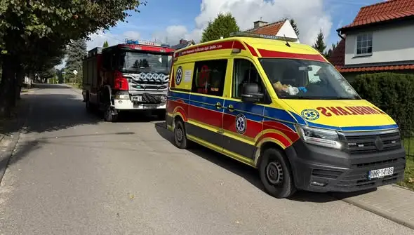 Interwencja służb w Mikołajkach: otwarcie mieszkania przy udziale straży, pogotowia i policji