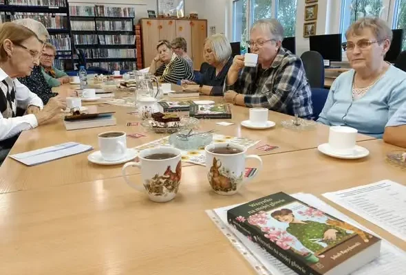 Dyskusyjny Klub Książki w Mikołajkach Pomorskich rozmawiał o powieści „Wszystko na mojej głowie”