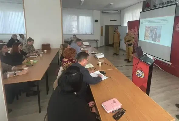 Strażacy z Mrągowa szkolili dyrektorów placówek oświatowych z zasad bezpieczeństwa