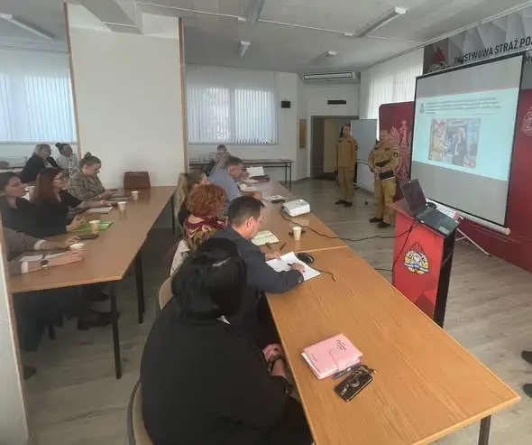 Strażacy z Mrągowa szkolili dyrektorów placówek oświatowych z zasad bezpieczeństwa
