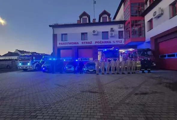 Mrągowo: strażacy i policjanci oddali hołd tragicznie zmarłym kolegom z Niska