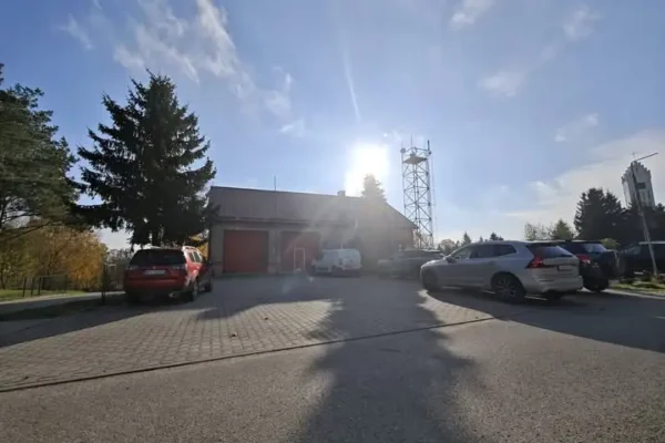 Strażacy z OSP Sorkwity apelują: nie parkujcie pod remizą – to wyjazd dla wozów ratowniczych