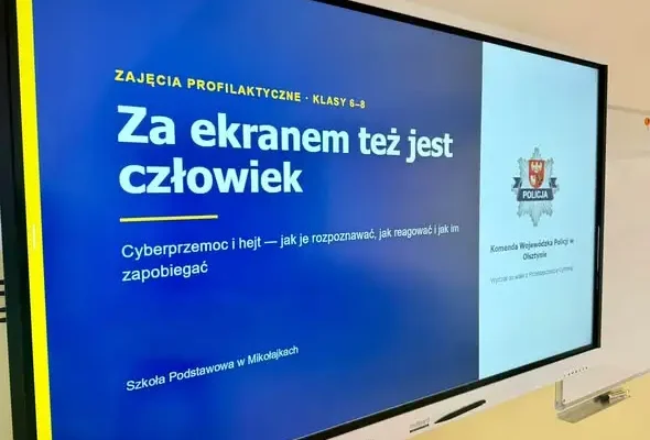 Cyberbezpieczeństwo w szkole: policjanci uczyli uczniów i rodziców, jak chronić się w sieci