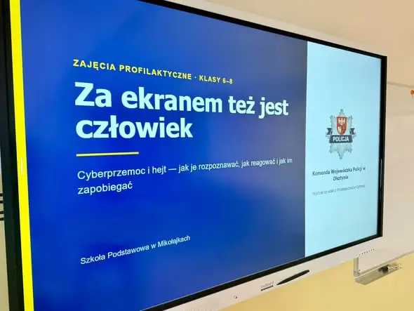 Cyberbezpieczeństwo w szkole: policjanci uczyli uczniów i rodziców, jak chronić się w sieci