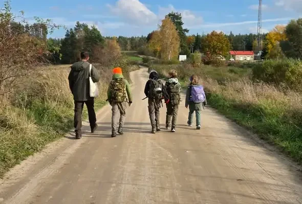 Leśna przygoda w Pieckach: rodziny odkrywały sekrety przyrody