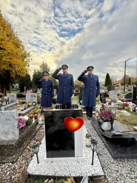 Mrągowska policja oddała hołd zmarłej koleżance przed Dniem Wszystkich Świętych