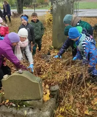 Uczniowie z Mikołajek porządkowali cmentarz żydowski – lekcja historii i tolerancji