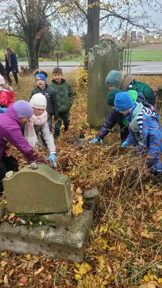Uczniowie z Mikołajek porządkowali cmentarz żydowski – lekcja historii i tolerancji