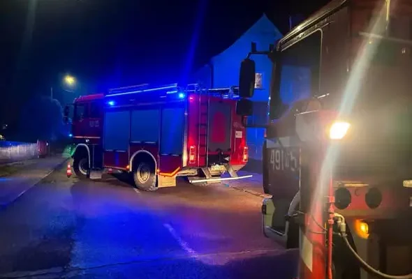 Pożar sadzy w kominie przy ul. Piaskowej w Mrągowie – strażacy apelują o czyszczenie przewodów
