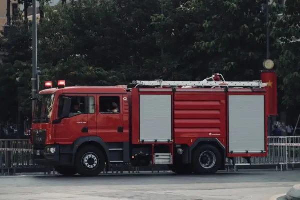Nowa Toyota Hilux wzmacnia OSP Mikołajki. Strażacy odebrali lekki samochód rozpoznawczo-ratowniczy